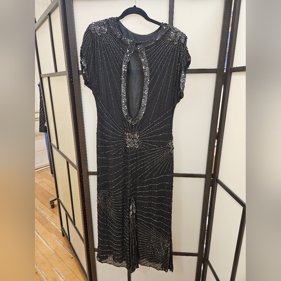 Sequined and embellished dress with keyhole back in black ⚫️ - Picture 2 of 6